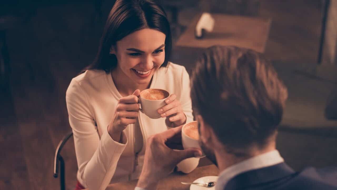 Treffen in Dresden und kannst kostenlos nach Singles Frau sitzt mit einer Kaffeetasse in der Hand in einem Cafe vor ihrem Laptop und schaut.
